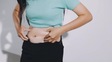 Karnında ağrı olan bir kadın..