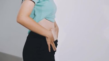 Karın ağrısı olan bir kadın. Sağlık ve Tıp Konsepti.