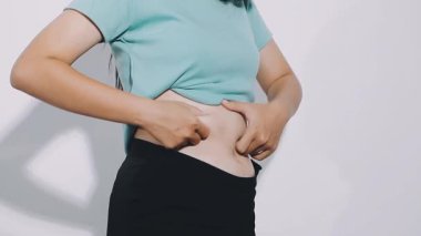 Beyaz arka planda beyaz tişörtlü genç kadın.