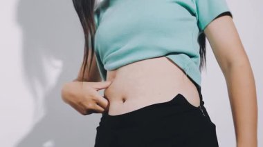 Midesi ağrıyan genç Asyalı kadın..