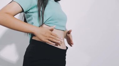 Asyalı kız acı çekiyor, beyaz arka planda izole edilmiş.