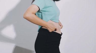 Beyaz gömlekli kadın sırtında ağrı var.