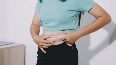 Karın ağrısı olan bir kadın.