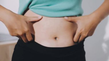 Kadın evde kilo veriyor..