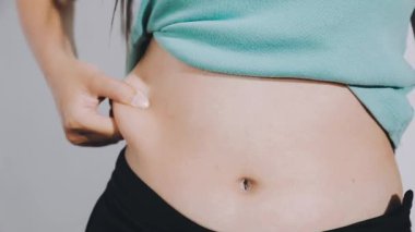 Midesi ağrıyan genç bir kadın.