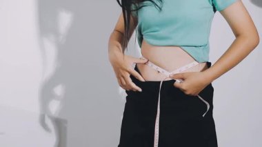 Odasında mezura olan kadın.