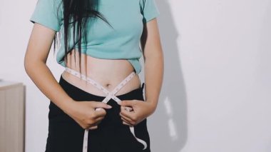 Bel ölçüsünde ince ince bir kız.