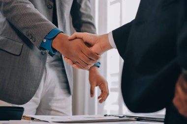 İş birleşme ve satın alma, başarılı müzakere, tokalaşma, ortaklık ve iş anlaşması konseptine ortak olmak için iki iş adamı el sıkışması.