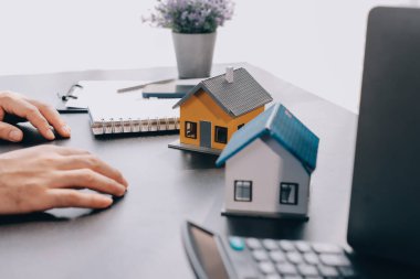 Emlak komisyoncusu, emlak kredisi teklifi ve ev sigortası için imzalı sigorta anlaşması yapma, ev modeli alma ve satma konularında müşteriye danışmanlık yapar ve sunar.