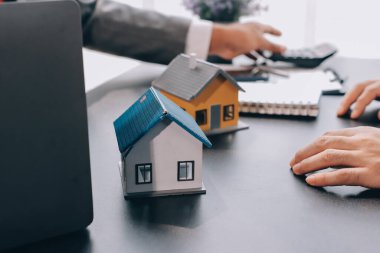 Emlak komisyoncusu, emlak kredisi teklifi ve ev sigortası için imzalı sigorta anlaşması yapma, ev modeli alma ve satma konularında müşteriye danışmanlık yapar ve sunar.