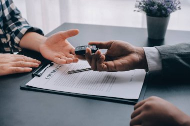 Araba satıcısı, satın alma sözleşmesini yasal olarak imzalayan müşterilere anahtar verdi, araba satışlarının başarıyla tamamlanması, satın alma sözleşmesi ve anahtar teslimatı..