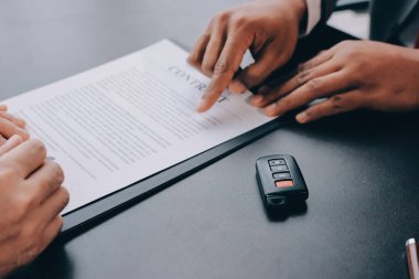 Araba satıcısı, satın alma sözleşmesini yasal olarak imzalayan müşterilere anahtar verdi, araba satışlarının başarıyla tamamlanması, satın alma sözleşmesi ve anahtar teslimatı..