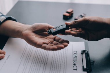 Araba satıcısı, satın alma sözleşmesini yasal olarak imzalayan müşterilere anahtar verdi, araba satışlarının başarıyla tamamlanması, satın alma sözleşmesi ve anahtar teslimatı..