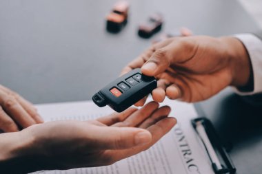 Araba satıcısı, satın alma sözleşmesini yasal olarak imzalayan müşterilere anahtar verdi, araba satışlarının başarıyla tamamlanması, satın alma sözleşmesi ve anahtar teslimatı..