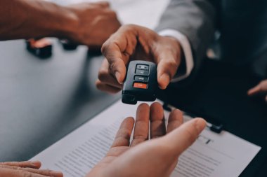 Araba satıcısı, satın alma sözleşmesini yasal olarak imzalayan müşterilere anahtar verdi, araba satışlarının başarıyla tamamlanması, satın alma sözleşmesi ve anahtar teslimatı..