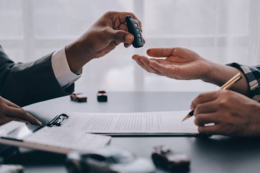 Araba satıcısı, satın alma sözleşmesini yasal olarak imzalayan müşterilere anahtar verdi, araba satışlarının başarıyla tamamlanması, satın alma sözleşmesi ve anahtar teslimatı..