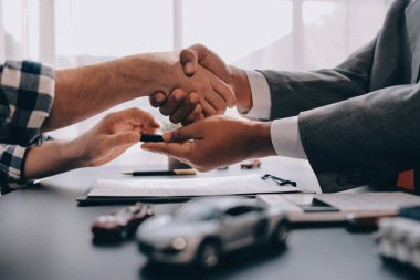 Araba satıcısı, satın alma sözleşmesini yasal olarak imzalayan müşterilere anahtar verdi, araba satışlarının başarıyla tamamlanması, satın alma sözleşmesi ve anahtar teslimatı..