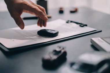 Araba satıcısı, satın alma sözleşmesini yasal olarak imzalayan müşterilere anahtar verdi, araba satışlarının başarıyla tamamlanması, satın alma sözleşmesi ve anahtar teslimatı..