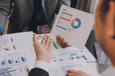 Muhasebe şirketi kazançlı nakit akışı için finansman ve vergilendirme planlaması, ofiste çalışan denetçi ve muhasebeci ekibi, mali verileri ve muhasebe kayıtlarını hesap makinesiyle analiz eder.