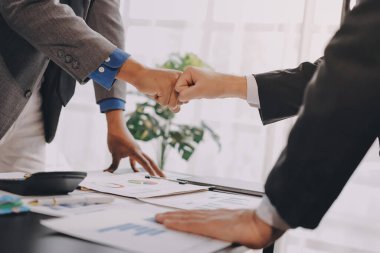 İş birleşme ve satın alma, başarılı müzakere, tokalaşma, ortaklık ve iş anlaşması konseptine ortak olmak için iki iş adamı el sıkışması.