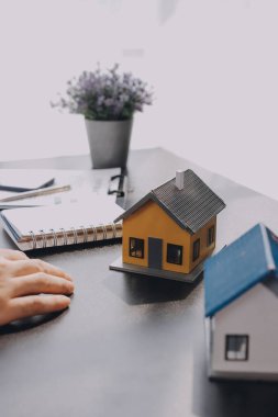 Emlak komisyoncusu, emlak kredisi teklifi ve ev sigortası için imzalı sigorta anlaşması yapma, ev modeli alma ve satma konularında müşteriye danışmanlık yapar ve sunar.