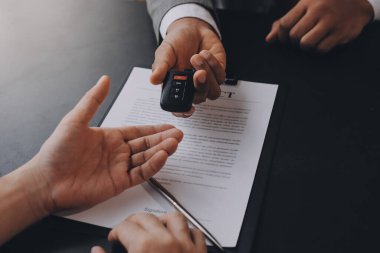 Araba satıcısı, satın alma sözleşmesini yasal olarak imzalayan müşterilere anahtar verdi, araba satışlarının başarıyla tamamlanması, satın alma sözleşmesi ve anahtar teslimatı..