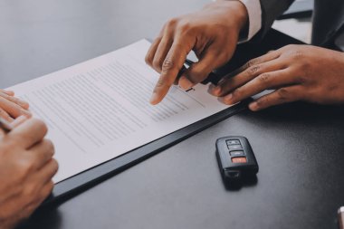Araba satıcısı, satın alma sözleşmesini yasal olarak imzalayan müşterilere anahtar verdi, araba satışlarının başarıyla tamamlanması, satın alma sözleşmesi ve anahtar teslimatı..