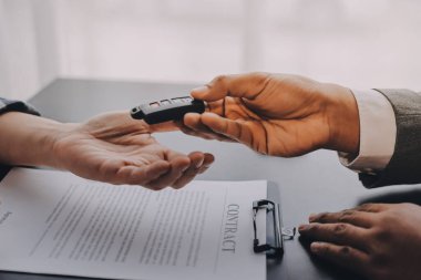 Araba satıcısı, satın alma sözleşmesini yasal olarak imzalayan müşterilere anahtar verdi, araba satışlarının başarıyla tamamlanması, satın alma sözleşmesi ve anahtar teslimatı..