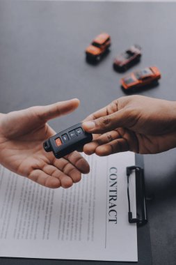 Araba satıcısı, satın alma sözleşmesini yasal olarak imzalayan müşterilere anahtar verdi, araba satışlarının başarıyla tamamlanması, satın alma sözleşmesi ve anahtar teslimatı..