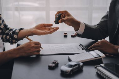 Araba satıcısı, satın alma sözleşmesini yasal olarak imzalayan müşterilere anahtar verdi, araba satışlarının başarıyla tamamlanması, satın alma sözleşmesi ve anahtar teslimatı..