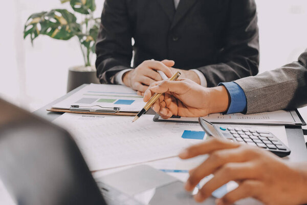 Бухгалтерская компания обеспечивает финансовое и налоговое планирование прибыльных денежных потоков, аудиторская и бухгалтерская команда, работающая в офисе, анализирует финансовые данные и бухгалтерскую отчетность с помощью калькулятора.