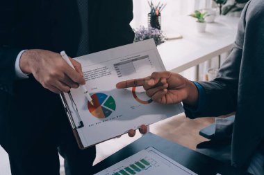 Muhasebe şirketi kazançlı nakit akışı için finansman ve vergilendirme planlaması, ofiste çalışan denetçi ve muhasebeci ekibi, mali verileri ve muhasebe kayıtlarını hesap makinesiyle analiz eder.