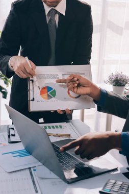 Muhasebe şirketi kazançlı nakit akışı için finansman ve vergilendirme planlaması, ofiste çalışan denetçi ve muhasebeci ekibi, mali verileri ve muhasebe kayıtlarını hesap makinesiyle analiz eder.