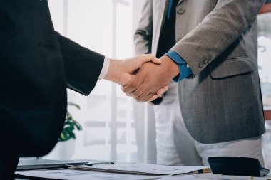 İş birleşme ve satın alma, başarılı müzakere, tokalaşma, ortaklık ve iş anlaşması konseptine ortak olmak için iki iş adamı el sıkışması.
