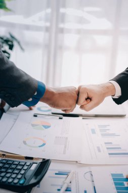 İş birleşme ve satın alma, başarılı müzakere, tokalaşma, ortaklık ve iş anlaşması konseptine ortak olmak için iki iş adamı el sıkışması.