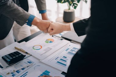 İş birleşme ve satın alma, başarılı müzakere, tokalaşma, ortaklık ve iş anlaşması konseptine ortak olmak için iki iş adamı el sıkışması.