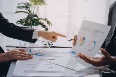 Muhasebe şirketi kazançlı nakit akışı için finansman ve vergilendirme planlaması, ofiste çalışan denetçi ve muhasebeci ekibi, mali verileri ve muhasebe kayıtlarını hesap makinesiyle analiz eder.