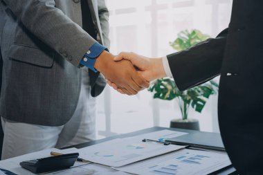 İş birleşme ve satın alma, başarılı müzakere, tokalaşma, ortaklık ve iş anlaşması konseptine ortak olmak için iki iş adamı el sıkışması.
