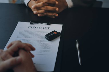 Araba satıcısı, satın alma sözleşmesini yasal olarak imzalayan müşterilere anahtar verdi, araba satışlarının başarıyla tamamlanması, satın alma sözleşmesi ve anahtar teslimatı..