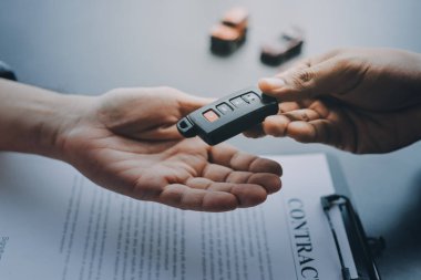 Araba satıcısı, satın alma sözleşmesini yasal olarak imzalayan müşterilere anahtar verdi, araba satışlarının başarıyla tamamlanması, satın alma sözleşmesi ve anahtar teslimatı..