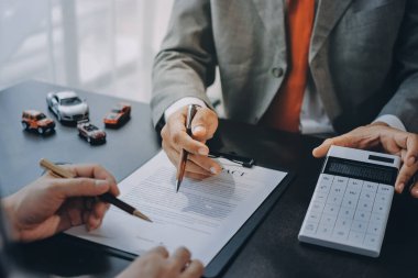 Araba satıcısı, satın alma sözleşmesini yasal olarak imzalayan müşterilere anahtar verdi, araba satışlarının başarıyla tamamlanması, satın alma sözleşmesi ve anahtar teslimatı..