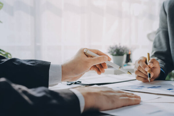 Бухгалтерская компания обеспечивает финансовое и налоговое планирование прибыльных денежных потоков, аудиторская и бухгалтерская команда, работающая в офисе, анализирует финансовые данные и бухгалтерскую отчетность с помощью калькулятора.