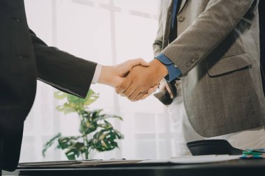 İş birleşme ve satın alma, başarılı müzakere, tokalaşma, ortaklık ve iş anlaşması konseptine ortak olmak için iki iş adamı el sıkışması.