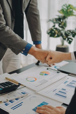 İş birleşme ve satın alma, başarılı müzakere, tokalaşma, ortaklık ve iş anlaşması konseptine ortak olmak için iki iş adamı el sıkışması.