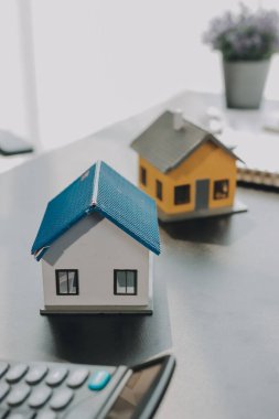 Emlak komisyoncusu, emlak kredisi teklifi ve ev sigortası için imzalı sigorta anlaşması yapma, ev modeli alma ve satma konularında müşteriye danışmanlık yapar ve sunar.