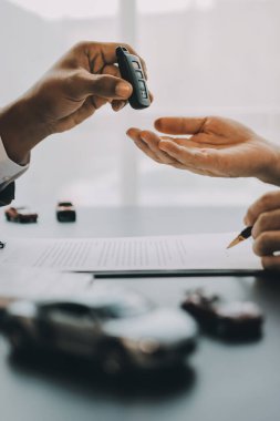 Araba satıcısı, satın alma sözleşmesini yasal olarak imzalayan müşterilere anahtar verdi, araba satışlarının başarıyla tamamlanması, satın alma sözleşmesi ve anahtar teslimatı..