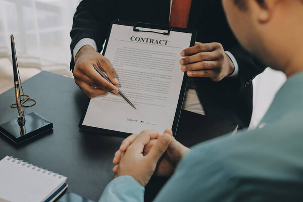 Адвокат объяснил клиенту о законе, который должен быть возбужден против судебного дела
.