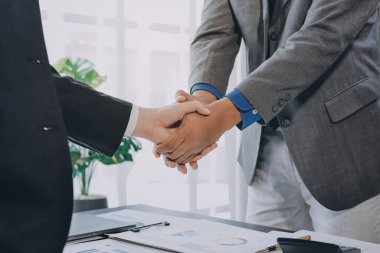 İş birleşme ve satın alma, başarılı müzakere, tokalaşma, ortaklık ve iş anlaşması konseptine ortak olmak için iki iş adamı el sıkışması.