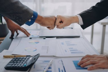 İş birleşme ve satın alma, başarılı müzakere, tokalaşma, ortaklık ve iş anlaşması konseptine ortak olmak için iki iş adamı el sıkışması.