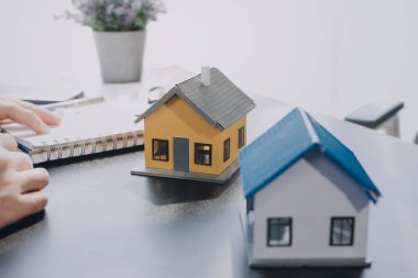 Emlak komisyoncusu, emlak kredisi teklifi ve ev sigortası için imzalı sigorta anlaşması yapma, ev modeli alma ve satma konularında müşteriye danışmanlık yapar ve sunar.